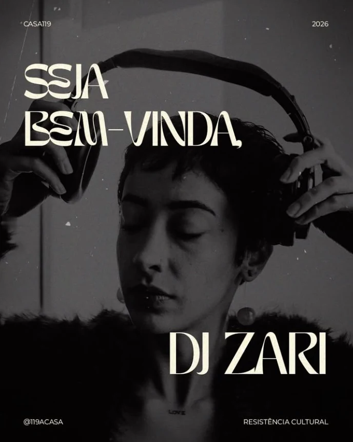 Arte de boas-vindas da casa: foto em preto e branco da DJ Zari, de olhos fechados, segurando o fone de ouvido com as duas mãos, com o texto Seja bem-vinda, DJ Zari.